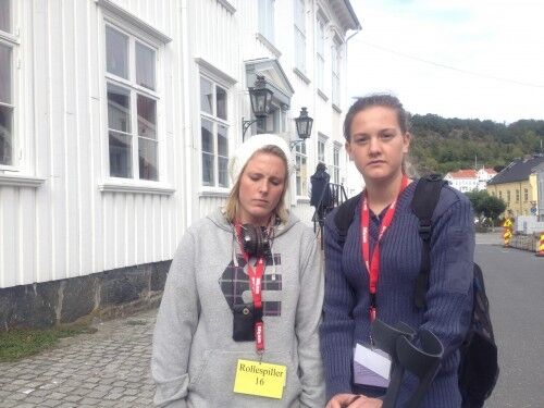 - Ekkelt: Martine Solbakk (21) og Helene Haugerød (18) var begge på Risør Hotel da brannen startet. De syntes det var ekkelt å vente på evakuering. Foto: Morten Marius Larsen.
