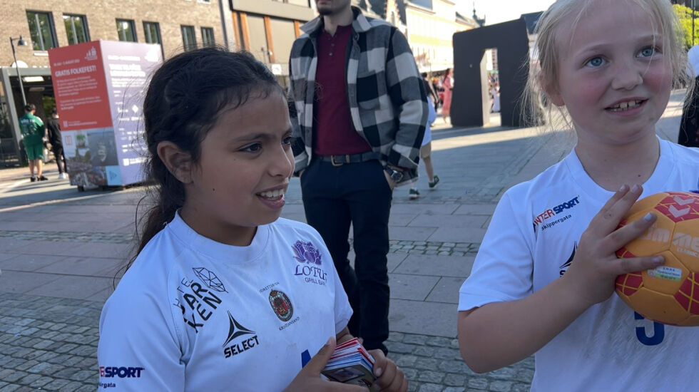 Tala (9) og Emma (8) etter de har gått i borgertoget, og er klare for is.
 Foto: Sivert Stensrud