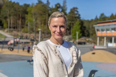 Ragnhild Øye Viken er lærer for tredjetrinn, og har vært med på øvingen til 17. mai sammen med elevene. Foto: Lilli Storrønningen.