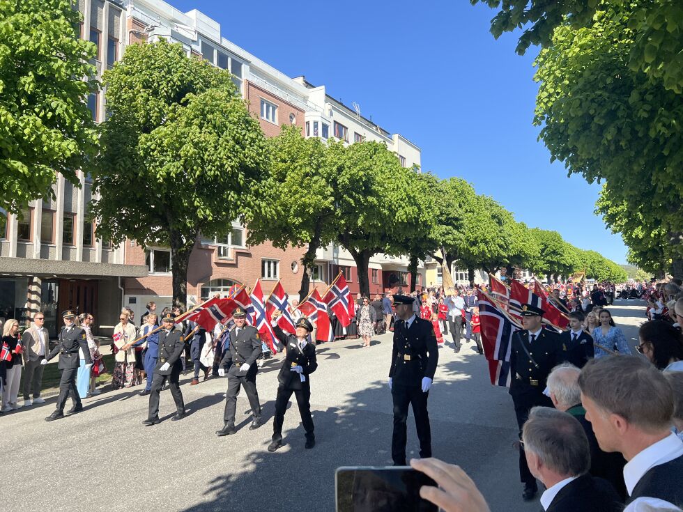 Barnetoget kommer gående nedover Festningsgata før de går inn på Tresse
 Foto: Sivert Stensrud