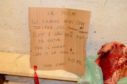 La malt grisehode utenfor moské