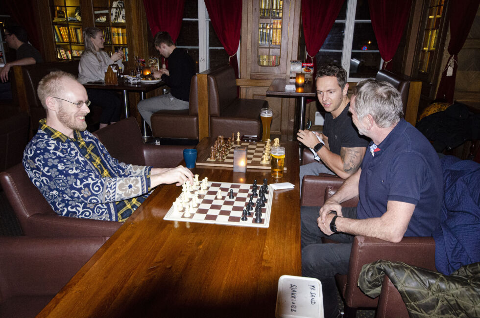 Her sitter Kai Ørtoft (til høyre i blått) med medlemmer av sjakk-klubben. Foto: Benedicte R. Johannesen