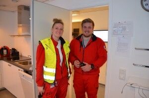 Klare for oppdrag: Tina Nørgaard og Christian Aaskov kommer fra Danmark, og jobber som ambulansearbeidere i Kristiansand. Foto: Henrik Samuel Hansen