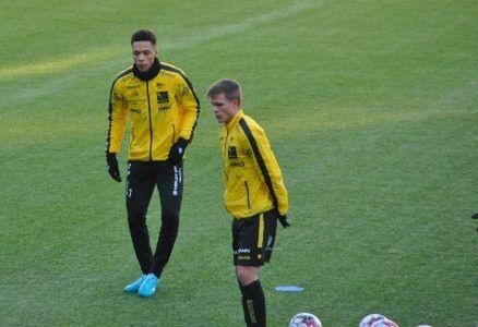 - Det er et felles ansvar i fotballen om å ta avstand fra rasismen