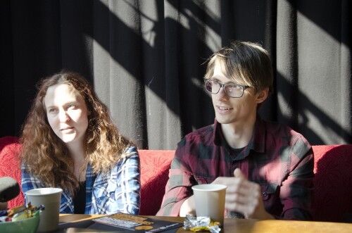 HYGGELIG: Kristian Nygård og Tuva Vik pratet og hygget seg i en koselig sofa ved vinduet før filmen skulle begynne. FOTO: Lars Rødseth