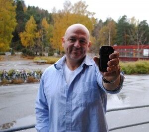 GULLNUMMER: Bjørn Christiansen viser mobilen med det spesielle nummeret som nå er tilsalgs. FOTO: Linn Løkken