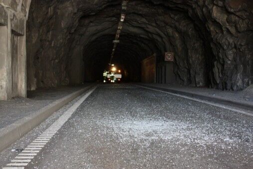 Arkivfoto: Søppelbilen dro med seg store deler av lysarmaturen i mai. Foto:Per-Øyvind Nordberg
