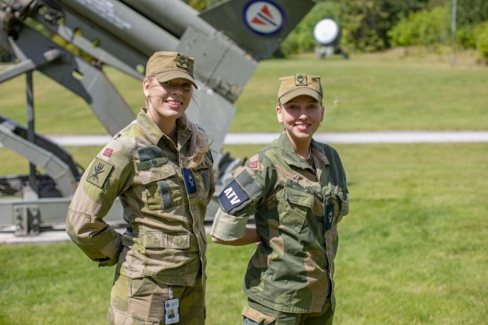 Kristina Smedal og Angelika Berge Hiim, står samme på Luftforsvarets skolesenter Kjevik, med flagget på skulderen. Foto: Lilli Storrønningen.