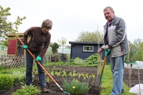 Norvald Nilsen (68) og kona Inger Garlie (60) dyrker lidenskapen i hagen. Foto: Helene Reite