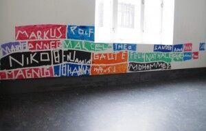 Praktiske oppgaver: De unge får utfordre kreativiteten sin når de besøker museet. Her har en skoleklasse fått lov til å skrive navnene sine på veggen. Foto: Martine Haug Nysether