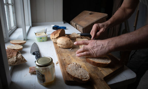 Brødet blir smørt med smør og hjemmelaget honning
 Foto: Thea Solum