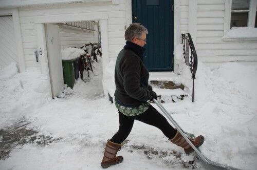 Anne Marie Solhelm måker utenfor huset i Posebyen. Foto: Silje Halvorsen