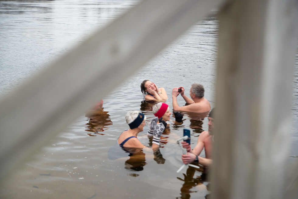 Det er åpenbart at badingen gir glede.
 Foto: Noah Basterås Bøhn