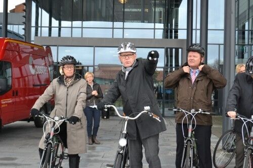 Samferdselsminister Marit Arnstad fikk være med ordfører i Grimstad Hans Antonsen (V) og Fylkesmann Øystein Djupedal på sykkeltur i sykkelbyen Grimstad. Foto: Torkel Schibevaag.