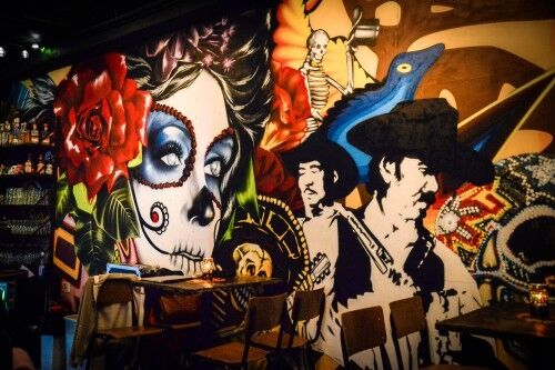 Veggen på restauranten Papito er spraymalt av Andersen med et meksikansk tema. Foto: Veslemøy Prøis