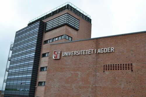 Studentene strømmer til Universitetet i Agder. Foto: Mats Myredal