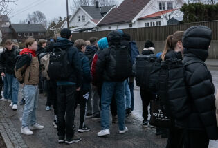 På få minutter går busstoppet fra tomt til stappfullt.
 Foto: Christopher Rubecksen