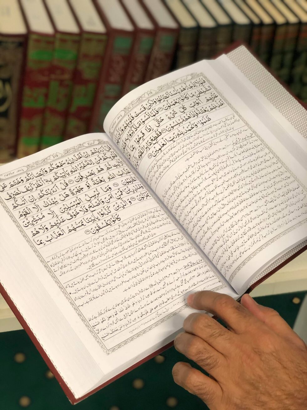 Akmal Ali viser med glede frem et eksemplar av Koranen. FOTO: Maria Rypdal