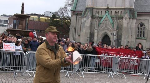 Lars Thorsen brenner koran under demonstrasjon i Kristiansand Foto:SIAN Privat