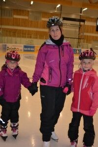 Glade på isen: f.v. Annika (6 år), Arnhild og Ida (7 år)
