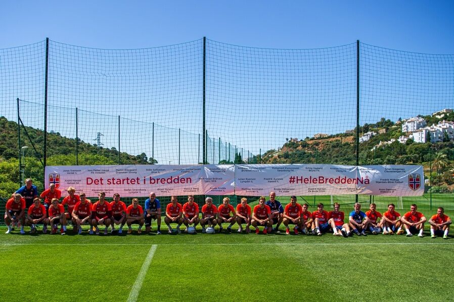 Herrelandslaget i fotball viser sin støtte til bredden. Foto: Vegard Wivestad Grøtt / Bildbyrån