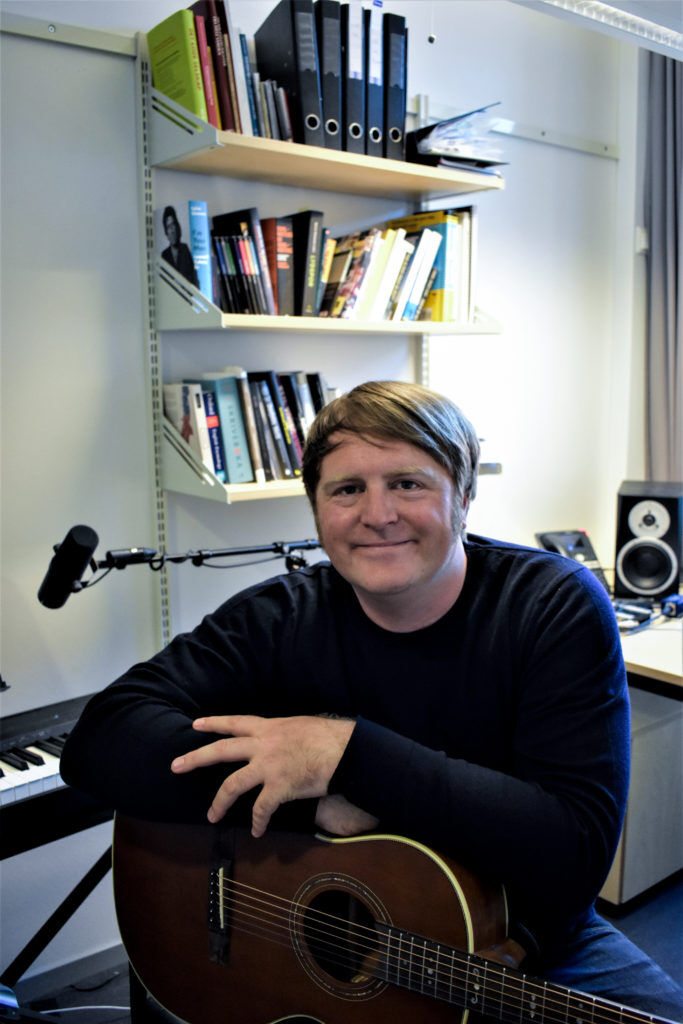 LÅTSKRIVER: Askil har over 20 år med erfaring i musikkbransjen, både som artist og låtskriver. Nå jobber han på UiA som faglærer. FOTO: Eline Storsæter