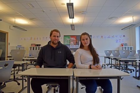 PRAKSIS: Elevene har blitt lærere denne uka. Det medfører litt ansvar for lærerstudentene Petter Larsen Hellstrøm og Jelena Høegh-Omdal, som har hatt praksis på Fagerholt skole denne uken.