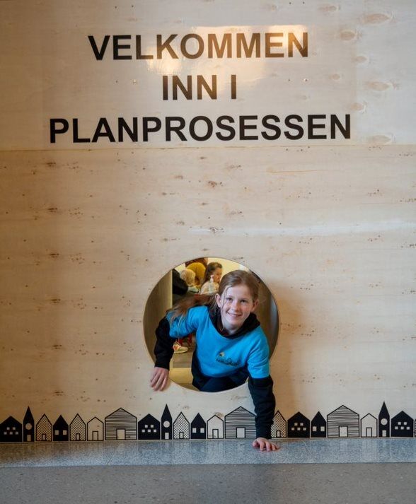 Bilde fra tidligere arkitekturdag, hvor barn kan klarte inn i arkitekturverdenen. (Foto: Kristiansand Kommune)