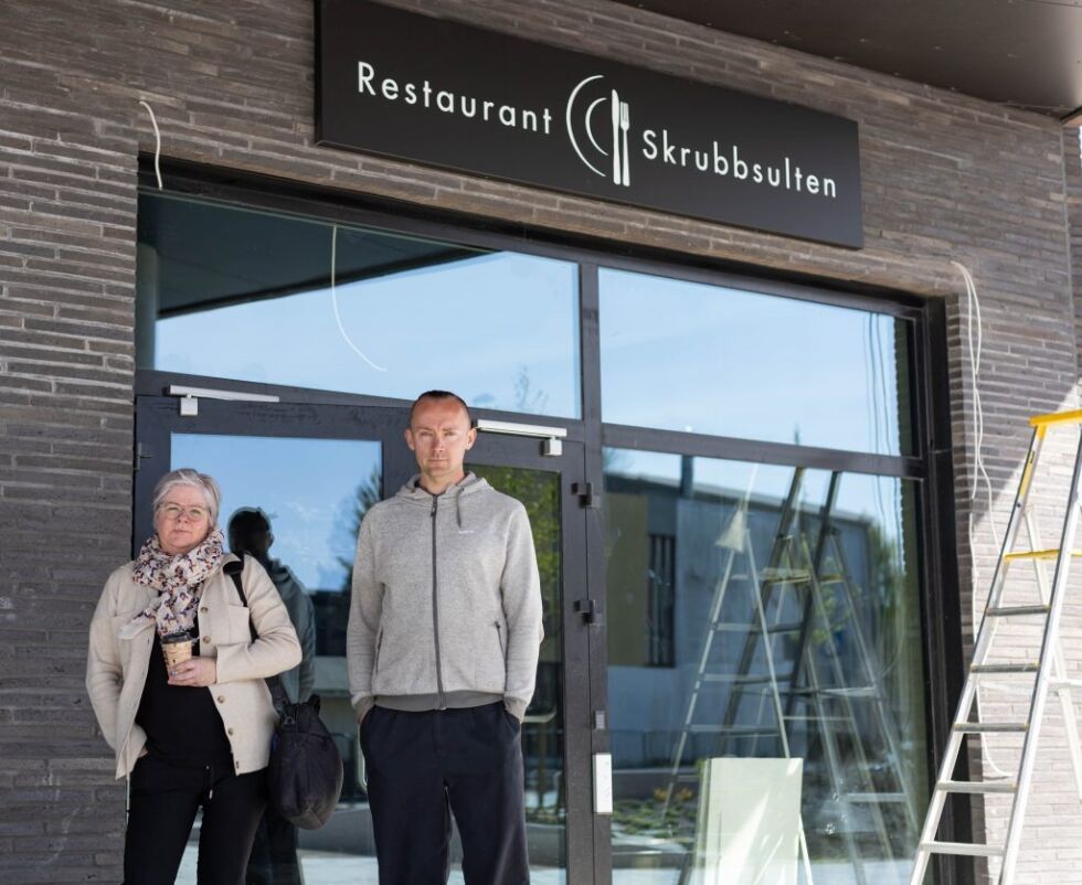 Deleier av Restaurant Skrubbsulten, Brynhild Johnsen, sammen med kjøkkensjef Anders Tjelta, foran det nye lokalet til Restauranten. Foto: Lilli Storrønningen.