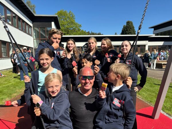 Kristiansand og Grim Skolemusikkorps koser seg på lille 17. mai.
 Foto: Leah Kittelsen