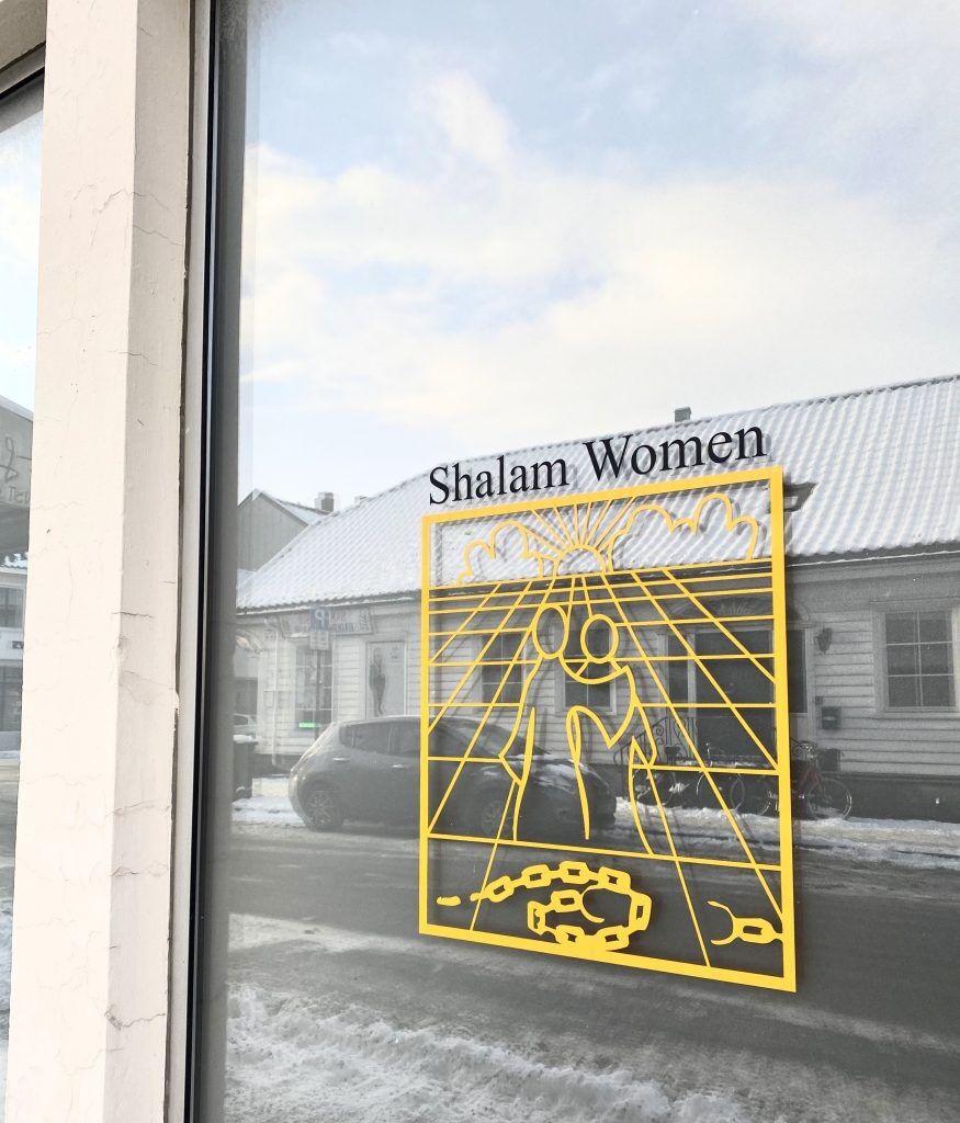 Logoen til Shalam Women viser to figurer som har brutt ut av lenker og går sammen mot solen foto: Ingvild Stuedal Taranger