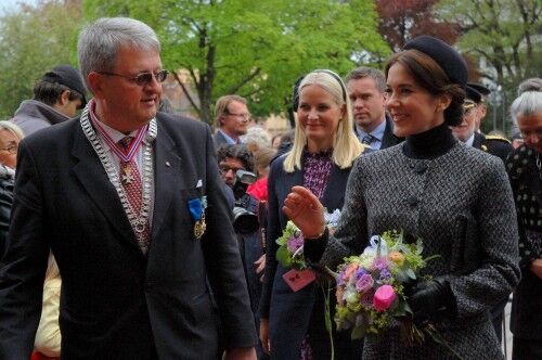 Ordfører Arvid Grundekjøn følger kronprinsessene inn i Rådhuskvartalet. Foto: Silje Halvorsen