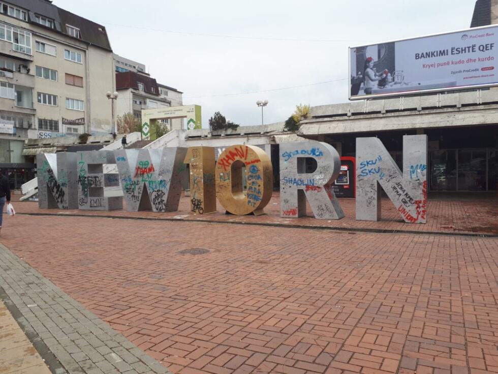 Newborn-monumentet i Pristina ble satt opp da Kosovo frigjorde seg fra Serbia. I år er det 10 års jubileum for frigjøringen.