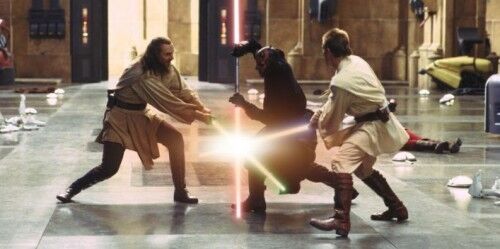 Lyssabelduell: Her er Qui-Gon Jinn (t.v) i duell med Darth Maul (i midten), med sin Padawan Obi-Wan Kenobi. Alle foto: Filmweb