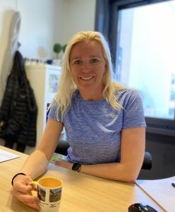 Kristin Tverberg, aktivitetskonsulent i bedriftsidretten Agder med premie koppen. Foto: Malene Nilsen