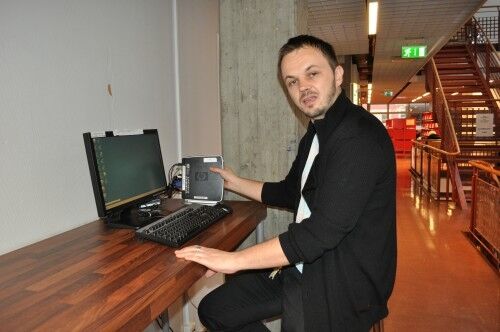 IT-ansvarlig ved Kristiansand folkebibliotek, Adnan Agic, fortviler over at folk forsyner seg av bibliotekets elektroniske utstyr. (Foto: Linn Johansen)