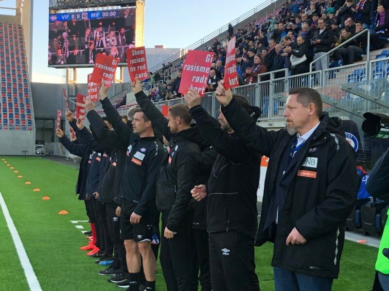 Vålerenga viser rasisme rødt kort før kampen mot Mjøndalen. Foto: vif-fotball.no