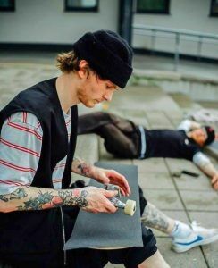 Fredrik Tangerud setter opp nytt skateboard utenfor Vågsbygd videregående skole. (Foto: Vi Duc Truong @viductruong)