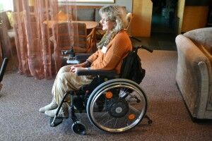 Lillian er blitt helt avhengig av rullestolen. Foto: Sondre Tallaksrud
