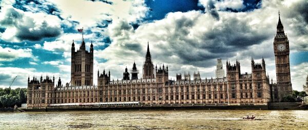 GLOBAL JOURNALISTIKK - STORBRITANNIA; Fire land samlet i et kongerike