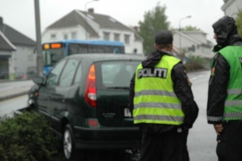 Bil krasjet i lyktestolpe