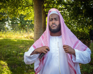 Fuad Mohammed (22) om å være troende muslim på Sørlandet: – Det handler om hvor sterk du er i troen din