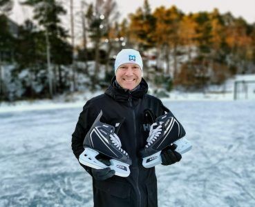 Lasse Dønnestad Hansen blir møtt av mange smil på isen på Odderhei. Foto: Audun Engebretsen