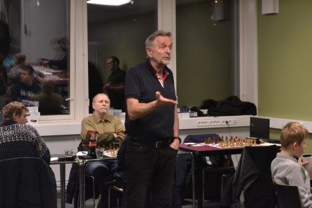 Viktig å følge med: Formann for Kristiansand sjakklubb Kai Ørtoft. Foto: Daniel Ducros