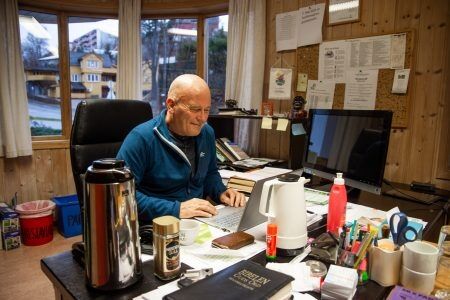 Reiersølmoen sier at mennesker trenger regler og rammer i livet. Her på kontoret sitt i Arendal Baptistmenighet. Foto. Marta S.Johansen