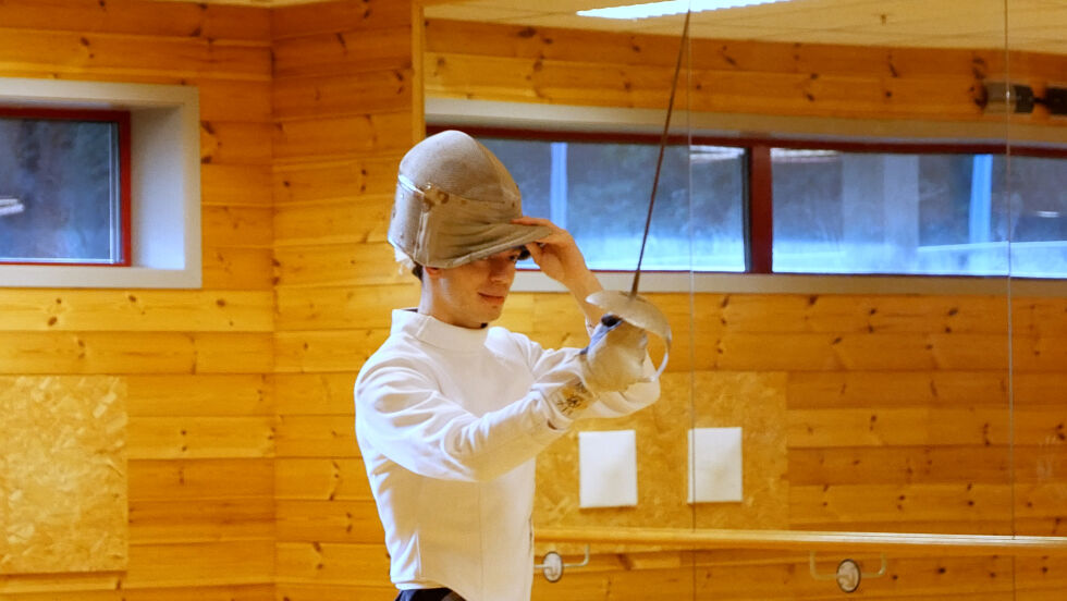 En annen elev, Vlad Pfeil (25) må åpne masken for å se litt bedre
 Foto: Noah Basterås Bøhn