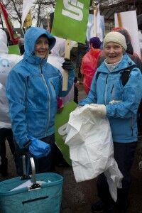 Inger Ann Norheim (t.v) og Åse Jakobsen deler ut ponchoer til demonstrantene. Foto: Lena Hustvedt