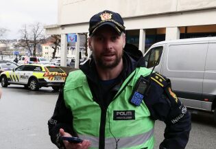 Innsatsleder Alexander Gorman, forteller at politiet leter etter gjerningspersonen.
 Foto: Linéa Elisabeth Steenfat Evensen