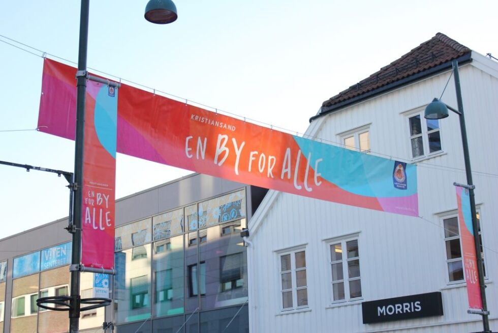 Bilete: Erik Albert og "Sammen for byen" foreslår at barnehagane kan bruke "En by for alle"-flagga som Kristiansand kommune har hengt opp i Markens gate. FOTO: Karl Almedal