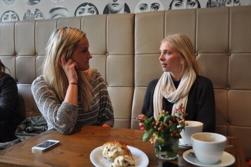 Eirin Nepstad (til høyre) snakker mye med venner om hva som skjedde. Både fordi det hjelper henne selv, og for å advare andre. Her sammen med venninnen Camilla Skagestad. (Foto: Linn Johansen)